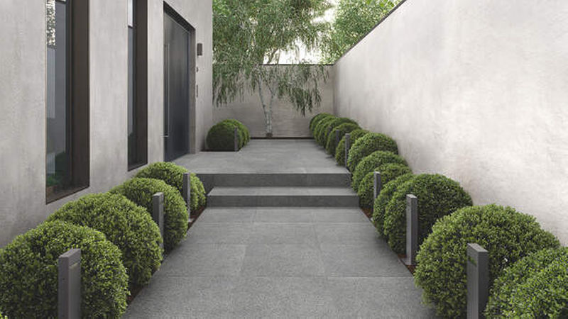 „Toronto Garden“ im kühlen Terrazzo-Beton-Look gibt es in den Grautönen „Graphite“ und „Midnight“.