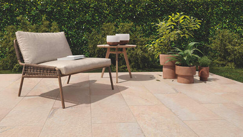 Die Serie „Fossile Garden“ ist inspiriert vom Solnhofner Stein und mit fossilen Einschlüssen und Goldakzenten versehen. 