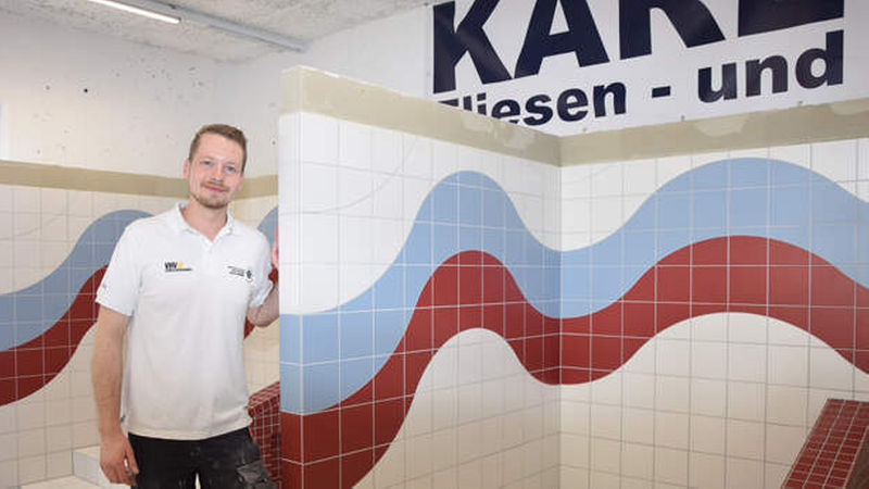 … und vor seinem fertigen Werkstück.
