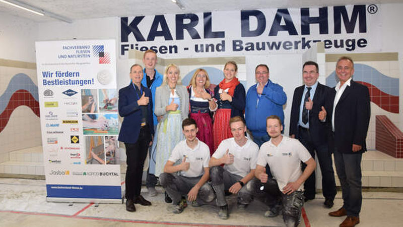 Waren zufrieden mit den gezeigten Leistungen während des Ausscheidungswettkampfs (v.l.): FFN-Geschäftsführer Rudolf Voos, Co-Rainer Tim Welberg, für die Gastgeber Carolin Heuckmann-Wiesinger, Gabriele Dahm-Heuckmann und Felizitas Heuckmann sowie die FFN-Vorstände Andreas Beyer, Markus Kohl und Jürgen Kullmann mit der (davor knienden) Nationalmannschaft.