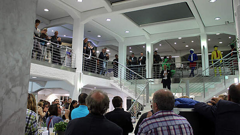 Bei der Wiedereröffnung begrüßte Stephan Vick (auf der Treppe) die gespannten Besucher. (Fotos: Taxis)