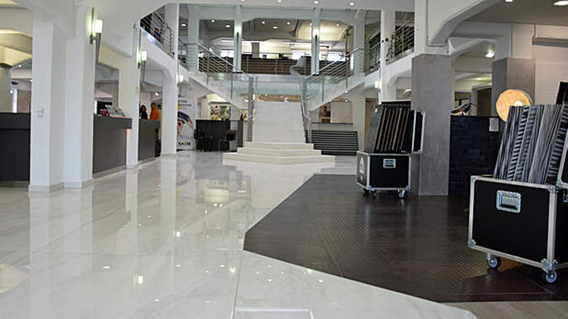 Die XXL-Fliesen auf dem Boden im Eingangsbereich beeindrucken bereits beim Betreten der Ausstellung.