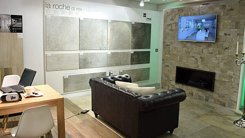 Links vom Eingang befindet sich ein kleiner Outdoorbereich – zur ganzjährig kompetenten Outdoorfliesenberatung.