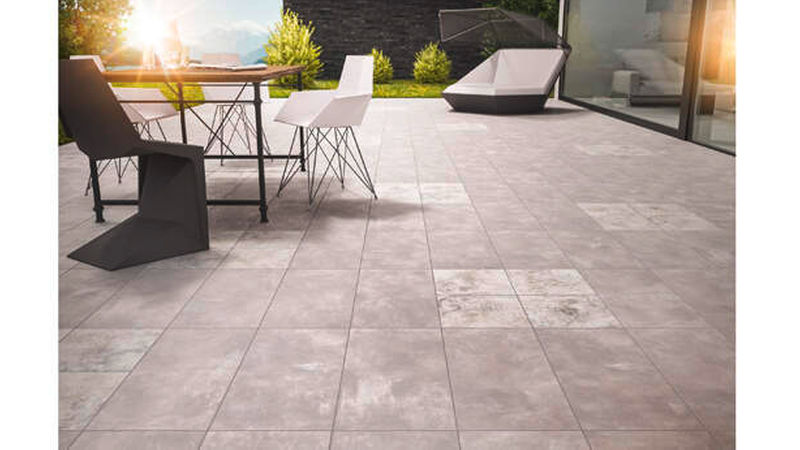 Auf Platz 2 in der Kategorie Fliesen: Ströher mit dem retromodernen Sichtbeton-Konzept „Selected“ (Foto: Ströher)