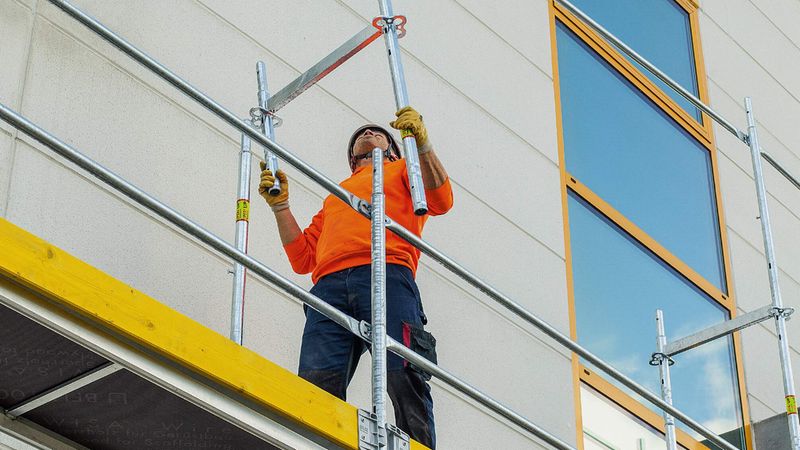 Wichtig beim Aufbau: Ein vorlaufender Seitenschutz, der den Gerüstersteller gegen Absturz sichert.