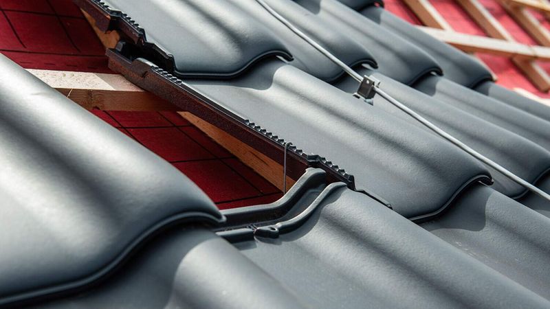 Die Kerben zur Fixierung der Seitenfalz-Sturmklammern sorgen für festen Halt.