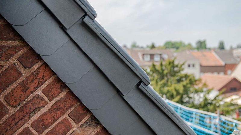 Es wurde ein keramischer Ortgang mit einfacher Faserzementdeckung gewählt.