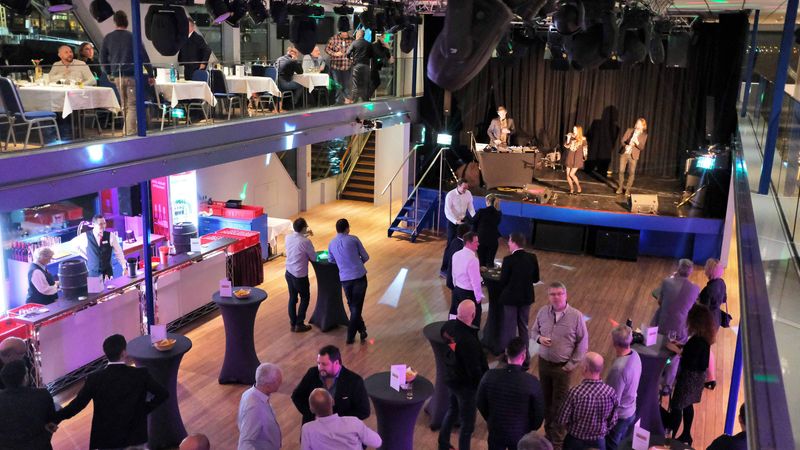 Auf dem Schiff heizte die Creative Beat connection auf der Bühne den Besuchern ein