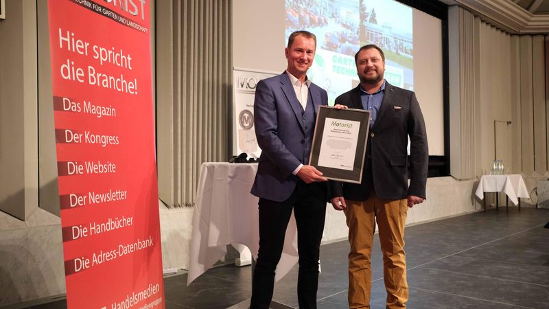 Martin Brandt übergibt die Urkunde an den 'Motorist des Jahres' Lars Lehmann