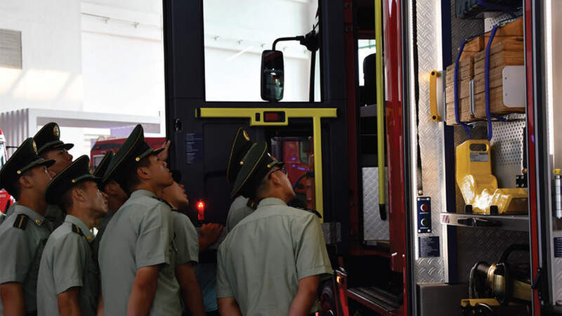 Chinesische Feuerwehrleute inspizieren ein Fahrzeug eines deutschen Herstellers