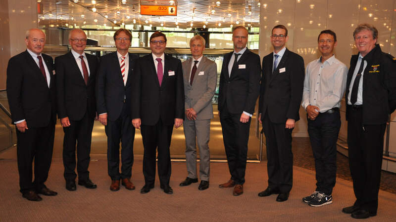 Die Referenten der diesjährigen Brandschutz-Tagung in Düsseldorf (v. l. n. r.): Prof. Dr.-Ing. Wolfram Klingsch; MR Dr.-Ing. Gerhard Scheuermann; Univ.-Prof. Dr.-Ing. Stefan Winter; Dipl.-Ing. (FH) Udo Kirchner; MR Dipl.-Ing. Jost Rübel; Dipl.-Ing. Jörg Wilms-Vahrenhorst; Dipl.-Ing. (FH) Andreas Plum; Dipl.-Ing. (FH) Architekt Johannes Göbell; Wolfram Höfler. Nicht auf dem Foto: MR Dipl.-Ing. Knut Czepuck, OBR Dipl.-Ing. Dietmar Grabinger