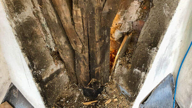 feuchtegeschädigte Balkenlagen am Turmsockel