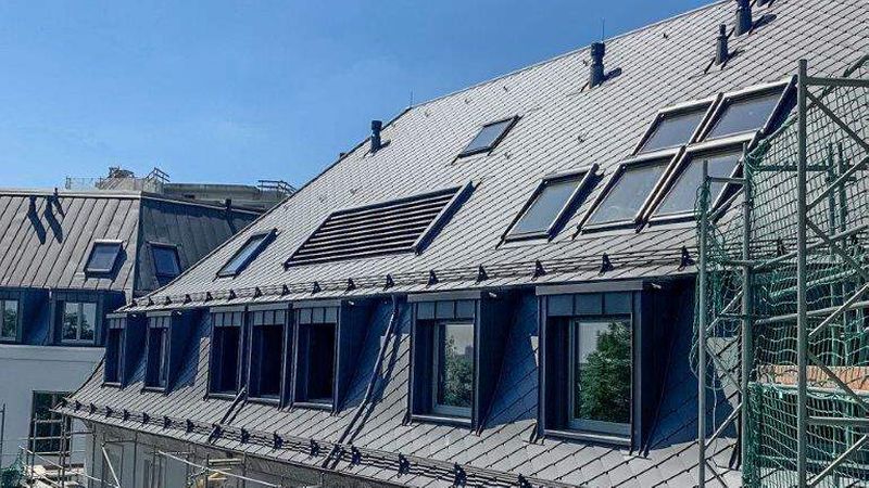 anthrazitfarbene Aluminiumrauten, Baustelle