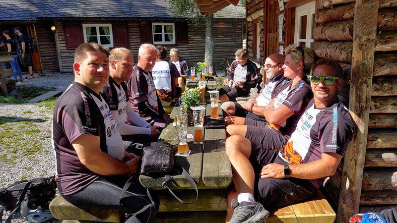 Mehrheitlich Akku-unterstützt trafen sich alle E- und Bio-Biker zur Mittagsjause in einer gemütlichen Waldhütte, bevor dann die letzten Kilometer und Höhenmeter auf dem Programm standen.