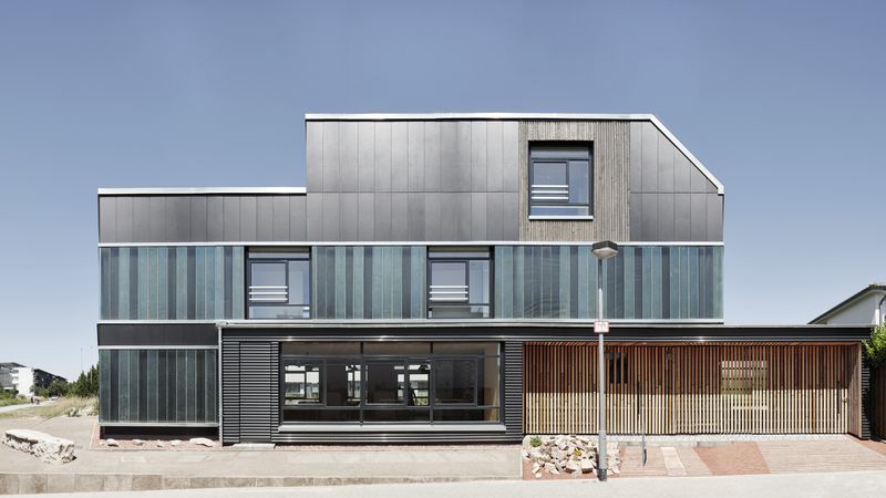 Das Foto zeigt ein Haus aus recycelten Baumaterialien.