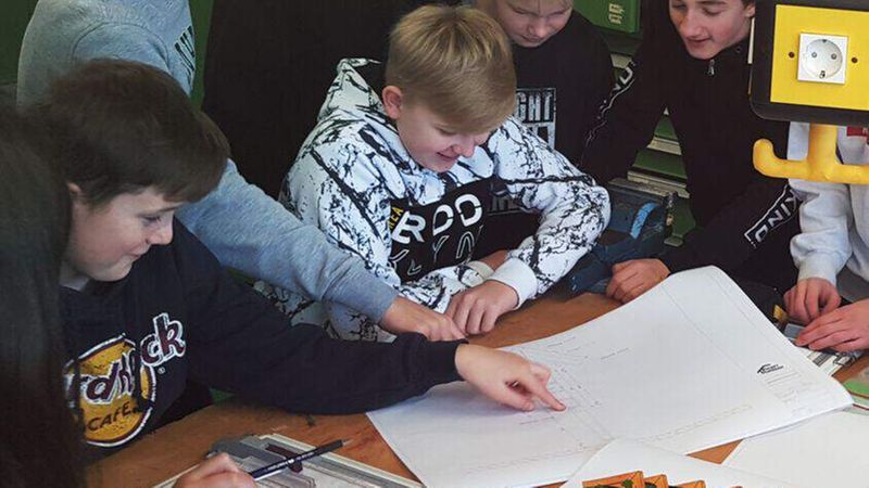 Die Klempnerwerkstatt für den Schulhof, Teamsitzung