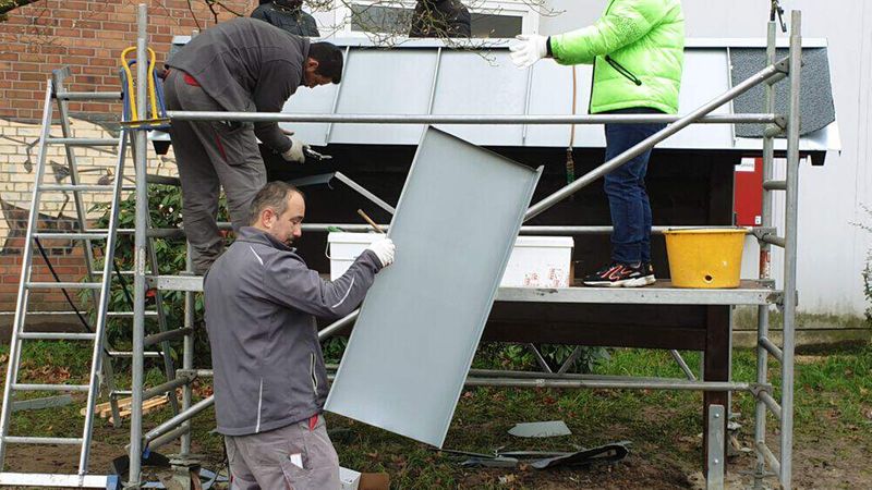 Die Klempnerwerkstatt für den Schulhof, Metalldeckung