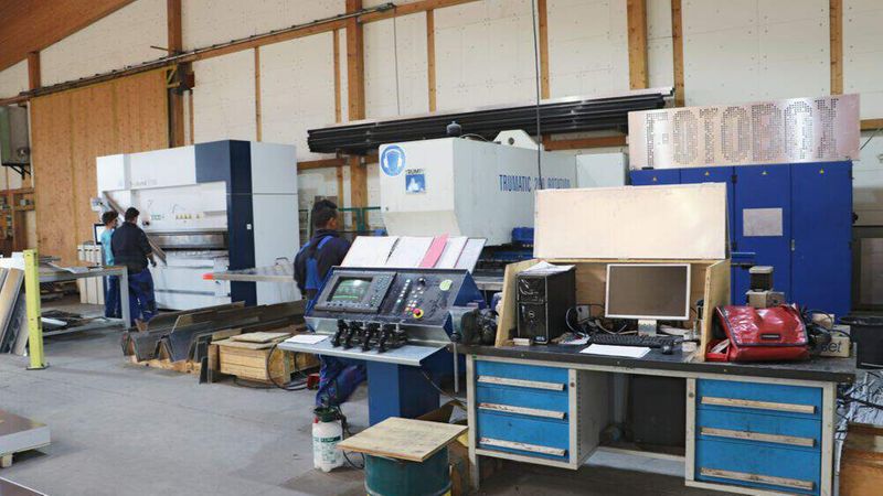 Blechbearbeitungsmaschinen, Stanzmaschine und Abkantpresse