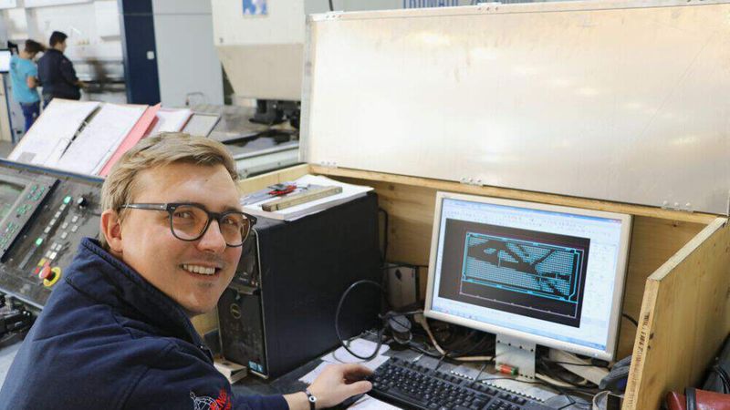 Blechbearbeitungsmaschinen, NC-Programme für Stanzmaschine