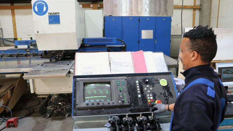 Blechbearbeitungsmaschinen, Blech einlegen, die Maschine einrichten