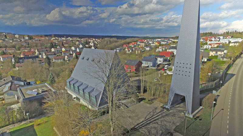An der Kreuzkirche Sigmaringen zählten hierzu die schwierigen Arbeitsbedingungen; die Montage erfolgte bei bis zu 83 Grad Dachneigung und einem Arbeitsschutz am Limit. Foto: Burk