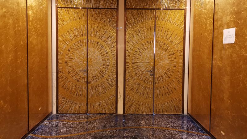 Die Türen im Empfangsbereich und in den Veranstaltungsräumen wurden mit „Art Couture“ verkleidet.