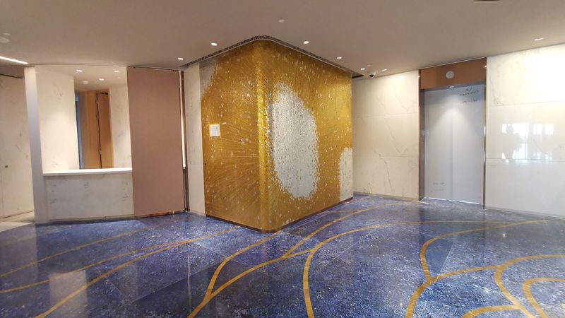 In den Boden aus blauem Marmor wurde Goldmosaik eingelegt, so wie auch in die Wandverkleidung.