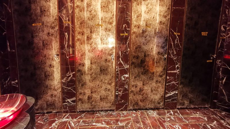 Edle Materialien aus dem Hause Sicis zieren auch die Sanitärräumlichkeiten.