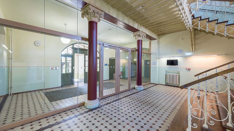 Die geradlinige Gestaltung soll die Architektur des Schulbaus unterstreichen.