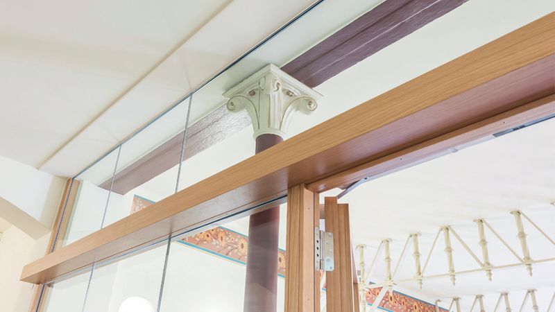 Durch eine Platzierung der Glaselemente hinter den Säulen kommen diese weiter zur Geltung.