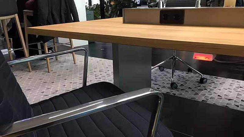 Rotes Licht im Open Space: Der Arbeitsplatz ist bereits über die App gebucht worden und belegt (Foto: Markus Gerharz/immobilienmanager)