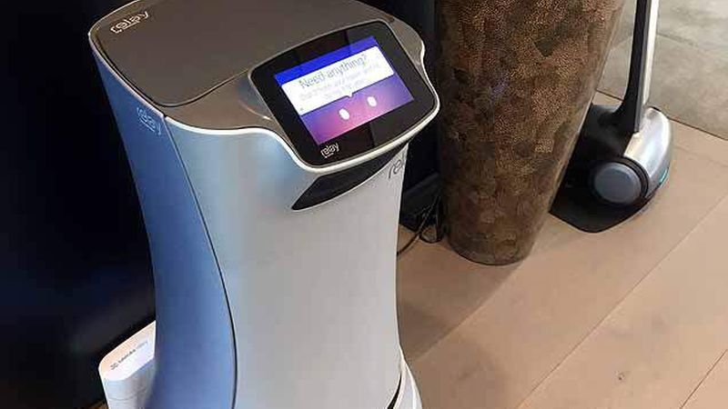 Der Roboter kann zum Beispiel Pakete annehmen und an den Platz bringen (Foto: Markus Gerharz/immobilienmanager)