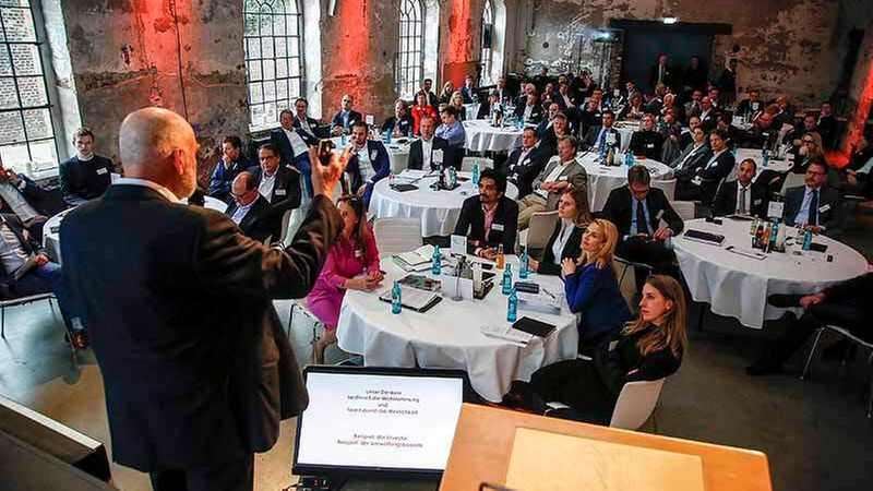 Beim imfokus-Gipfeltreffen steht der direkte Austausch in kleinen Gruppen an den Tischen im Mittelpunkt (Foto: Detlef Szillat)