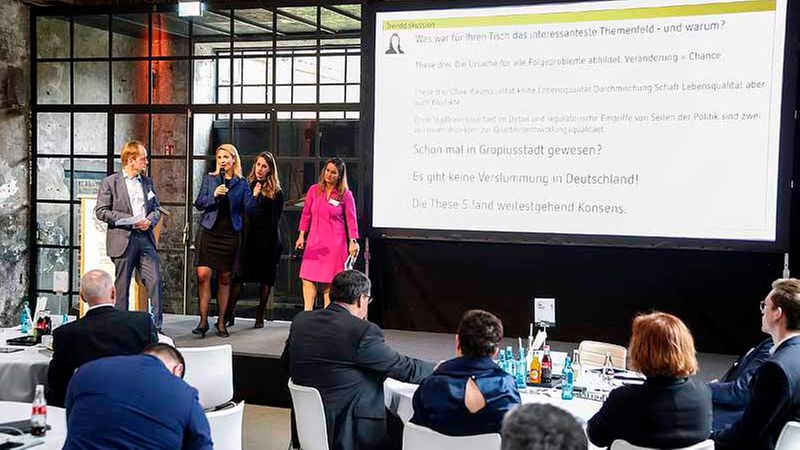 Auftakt des Gipfeltreffens: Die gemeinsame Keynote von Professor Dr. Kerstin Hennig (rechts) und Katharina J. Oetken von der EBS Universität sowie Julia Erdmann, JES (2.v.l.) (Foto: Detlef Szillat)