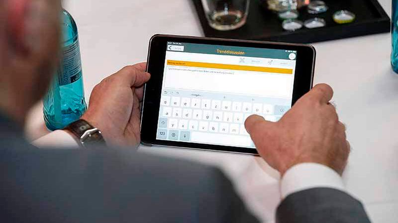 typisch für die imfokus-Gipfeltreffen sind die Trenddiskussionen via ipad an den Tischen (Foto: Detlef Szillat/immobilienmanager)