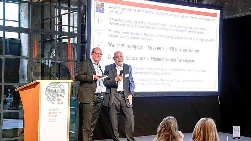 Bei den Trendumfragen von imfokus erscheinen die Diskussionsbeiträge der Teilnehmer auf der großen Tweetwall für alle sichtbar (Foto: Detlef Szillat)