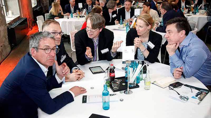 Typisch für die imfokus-Gipfeltreffen: An den Tischen wird in Kleingruppen diskutiert (Foto: Detlef Szillat/immobilienmanager)