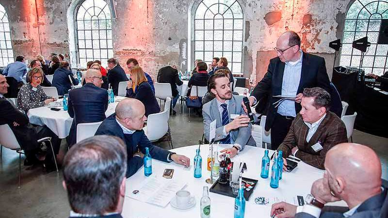 Moderator Steffen Uttich fragt bei den Teilnehmern nach (Foto: Detlef Szillat/immobilienmanager)