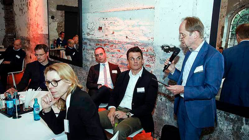 Moderator Christof Hardebusch in der Diskussion mit den Teilnehmern (Foto: Detlef Szillat/immobilienmanager)