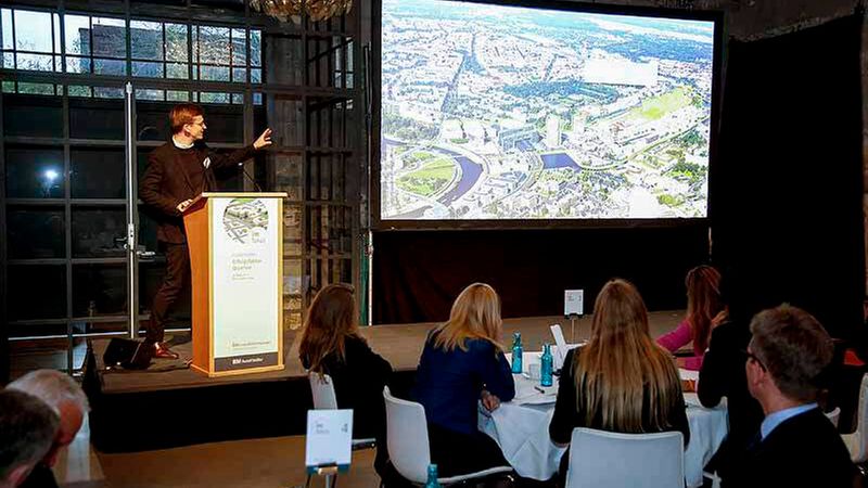Helge Gernhardt von Taurecon bei seinem Impulsvortrag über das Heidequartier (Foto: Detlef Szillat/immobilienmanager)