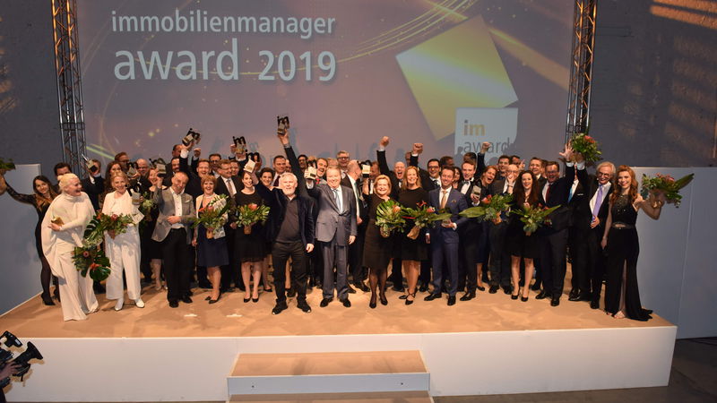 Jede Menge Sieger: Alle Preisträger des immobilienmanager-Award 2019 und die Partner der einzelnen Kategorien (Foto: Steffen Hauser/immobilienmanager)