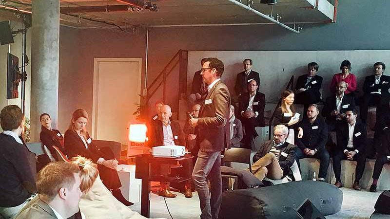 Moderator Markus Gerharz (stehend) stellte die Workshop-Formate, Themen und Partner von impuls „Future Real Estate – The Road To Brick & Bit Companies" vor