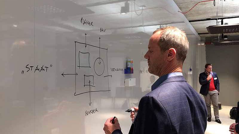 Im Blockchain-Workshop skizzierten die Teilnehmer auf einem riesigen Whiteboard