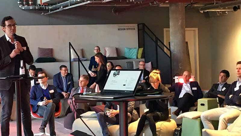 Zur Premiere des neuen impuls-Formates begrüßte Moderator Markus Gerharz die Teilnehmer in den Design Offices am Alexanderufer in Berlin