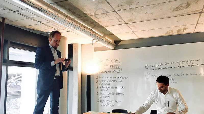Um die Vielzahl an Ideen zu überblicken, die im World Café zusammenkamen, mussten sich die Moderatoren Christof Hardebusch (IMV) und Johannes Nußbaum (Art-Invest Real Estate) manches Mal auf ungewöhnliche Weise einen Überblick verschaffen.