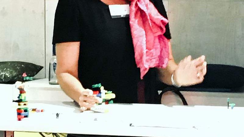 Martina Güttler, 2MG (vormals bei Allthings), erklärt ihr Modell im Lego-Serious-Play-Workshop