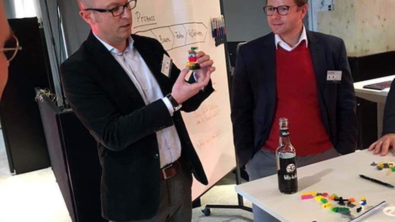 Karsten Peleikis, Arcadis Germany, und Jens Schneider, Dr. Wagner & Partner, im Workshop Lego Serious Play