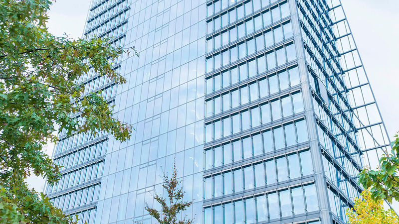 Formale Reduktion, gläserne Transparenz und technologieorientiertes Design – nach diesen Prinzipien entwarf Helmut Jahn für das Architekturbüro Murphy / Jahn (Chicago) den 22-geschossigen Büroturm im neuen Bremer Stadtteil Überseestadt.
