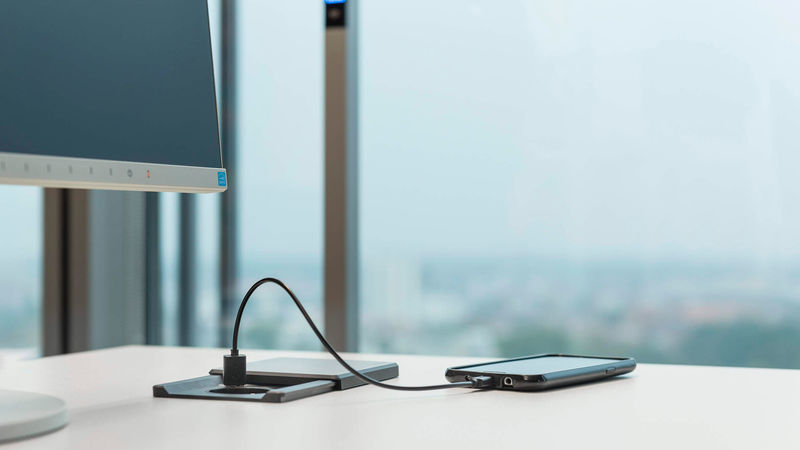 Im Bremer Weser Tower setzt die EWE Trading mit EVOline Square80 auch im kleinen Maßstab auf smarte Elektrifizierungslösungen.