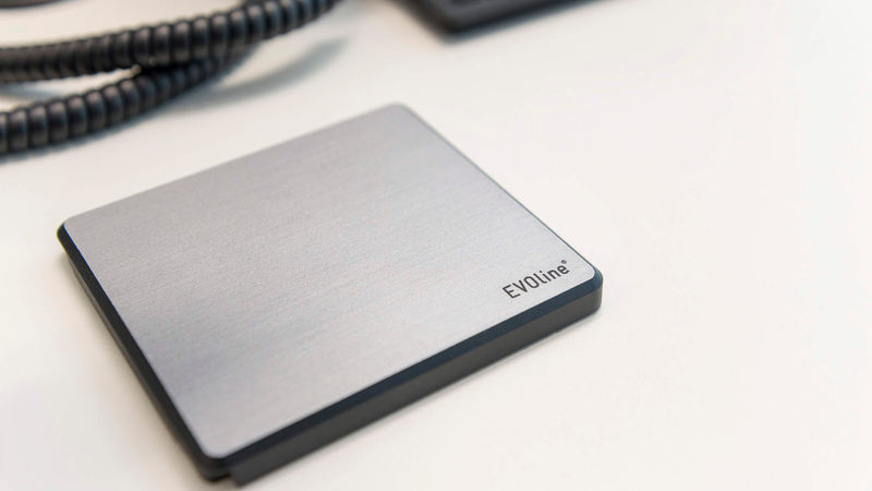 Perfekter Partner für Clean-Desk-Policy: Werden die Anschlüsse des Elektrifizierungsmoduls nicht benötigt, zeigt sich der Square80 dezent und platzsparend